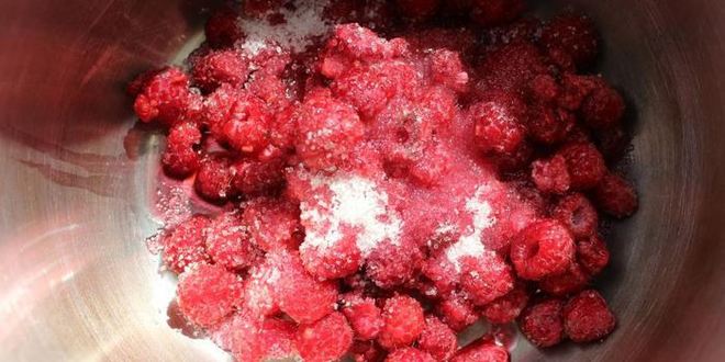 Рецепт молочного мороженого с малиновым конфи