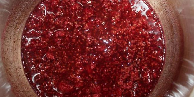 Рецепт молочного мороженого с малиновым конфи