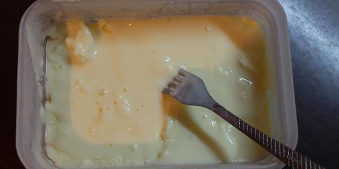 Рецепт молочного мороженого с малиновым конфи