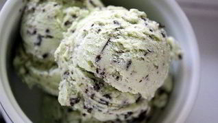 Рецепт Мятного мороженого с шоколадной крошкой