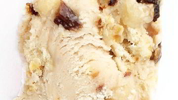 Рецепт Пряного сливочного мороженого с кусочками марципана и штоллена