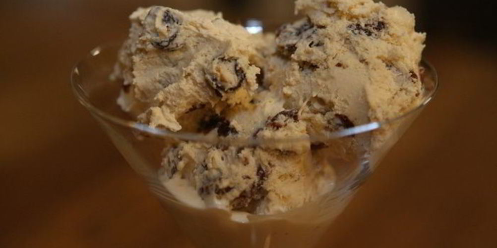 Как приготовить ванильное мороженое с ромом и изюмом