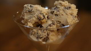 Рецепт Ванильного мороженого с ромом и изюмом