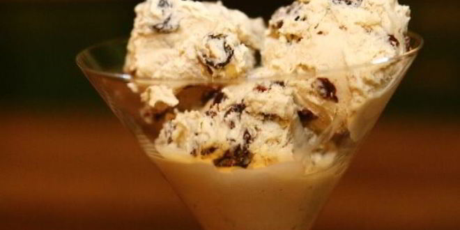 Рецепт ванильного мороженого с ромом и изюмом