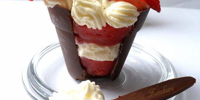 Рецепт шоколадных стаканчиков с черничным муссом и бисквитом