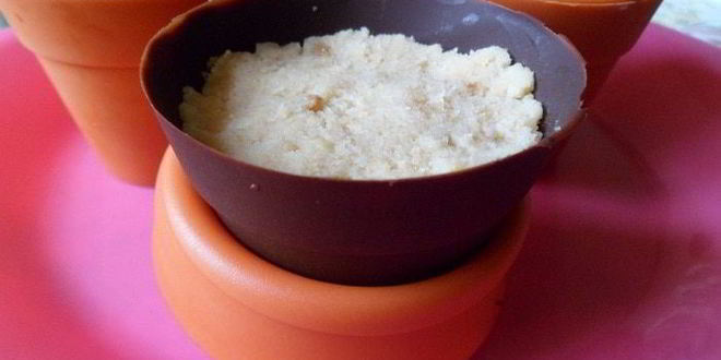 Рецепт шоколадных стаканчиков с черничным муссом и бисквитом