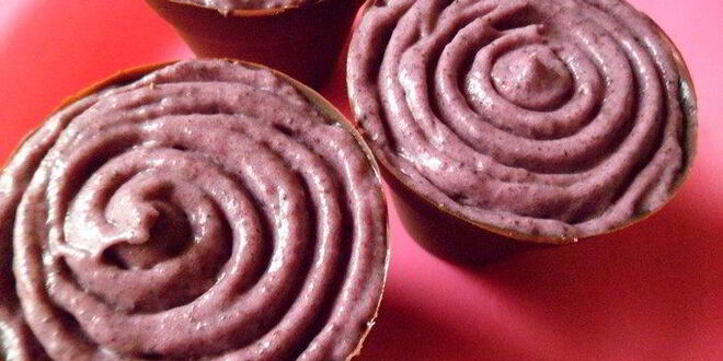 Рецепт шоколадных стаканчиков с черничным муссом и бисквитом