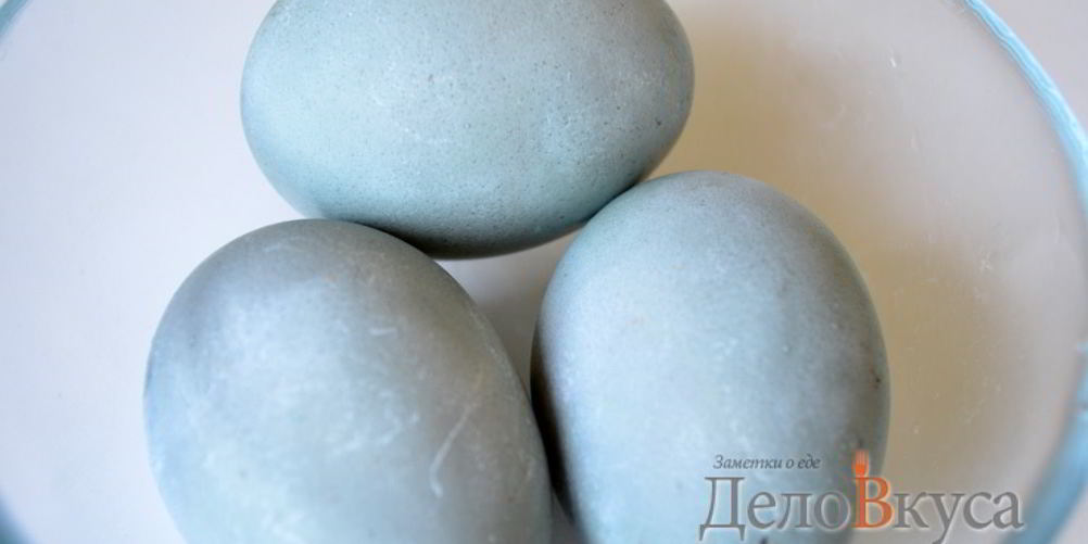 Как приготовить красима пасхальные яйца в серо-голубой цвет в соке краснокочанной капусты