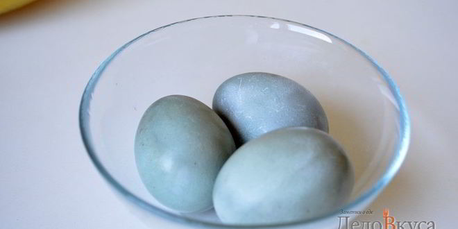 Рецепт красима пасхальные яйца в серо-голубой цвет в соке краснокочанной капусты