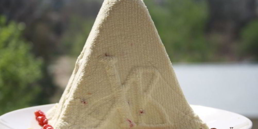 Как приготовить сырую творожную пасху с цукатами и вяленой вишней