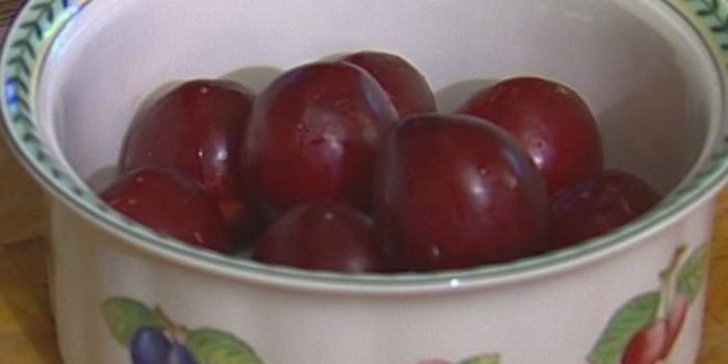 Рецепт слив, запеченных в вине