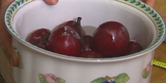 Рецепт слив, запеченных в вине