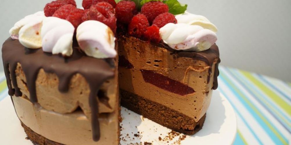 Как приготовить шоколадный торт-суфле с малиновым конфи