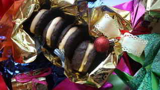 Рецепт Шоколадных печений вупи-куки с облепиховым суфле