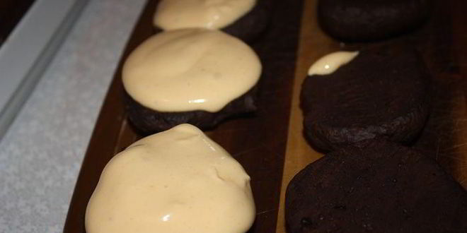 Рецепт шоколадных печений вупи-куки с облепиховым суфле