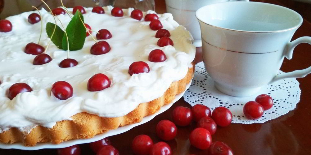 Как приготовить бисквит с вишней и зефирным кремом