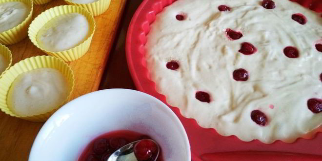 Рецепт бисквита с вишней и зефирным кремом