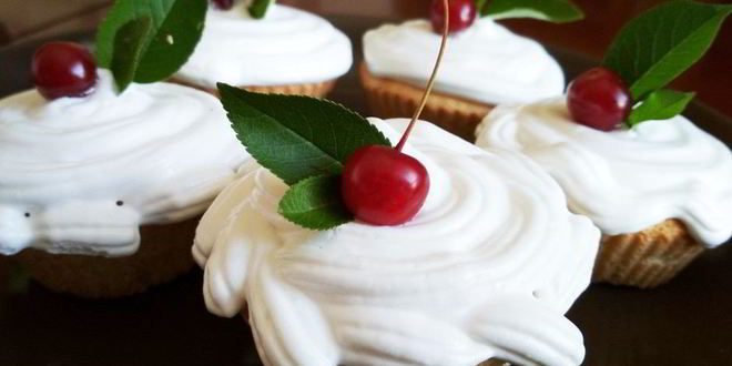 Рецепт бисквита с вишней и зефирным кремом