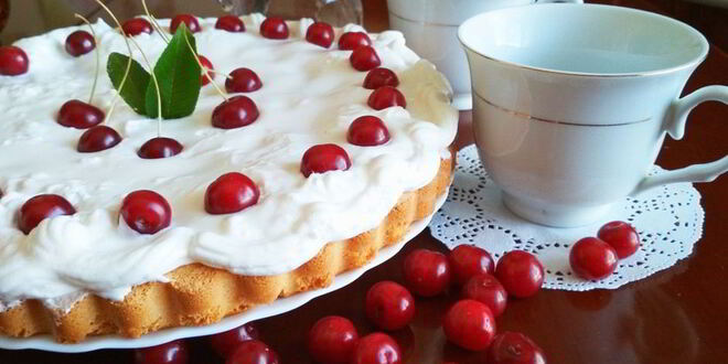 Рецепт бисквита с вишней и зефирным кремом