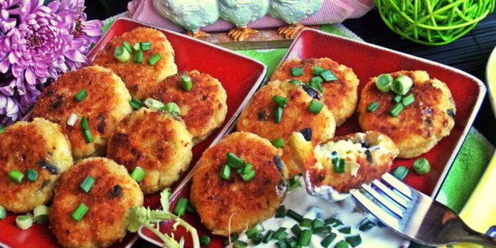 Как приготовить биточки из картофеля и творога с маслинами