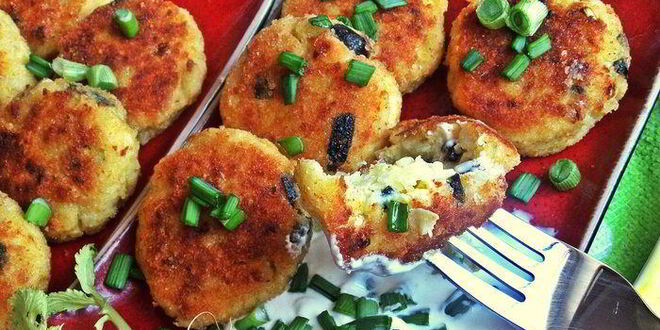 Рецепт биточков из картофеля и творога с маслинами