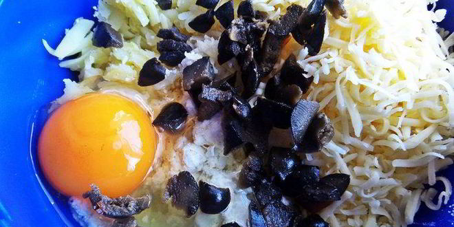 Рецепт биточков из картофеля и творога с маслинами