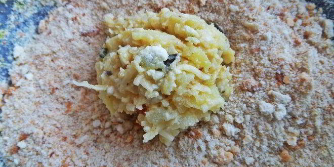 Рецепт биточков из картофеля и творога с маслинами