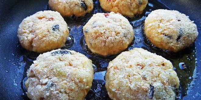 Рецепт биточков из картофеля и творога с маслинами