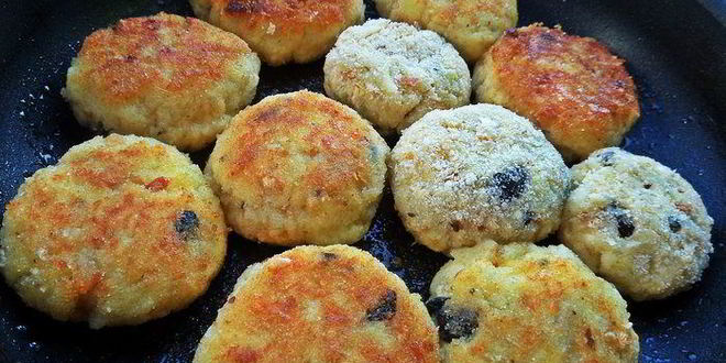 Рецепт биточков из картофеля и творога с маслинами