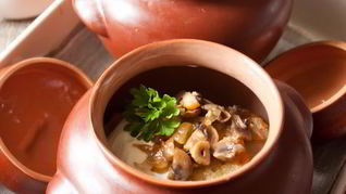 Рецепт Драников с грудинкой и грибами в горшочке