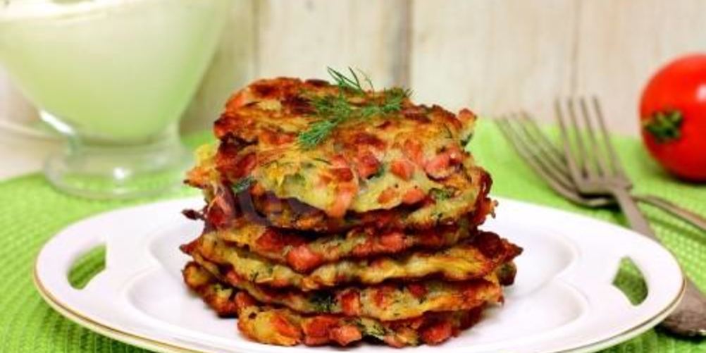 Как приготовить драники с колбаской и зеленью