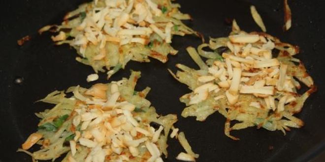 Рецепт драников с копченым сыром и луком