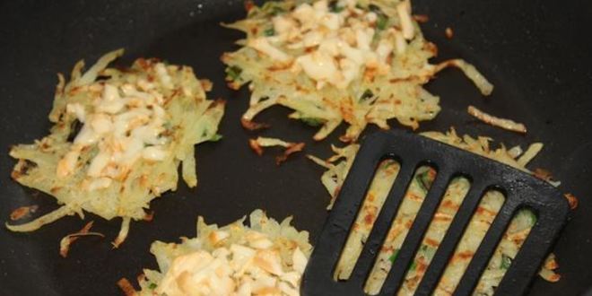 Рецепт драников с копченым сыром и луком