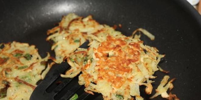 Рецепт драников с копченым сыром и луком