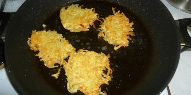 Рецепт драников с сыром и горчичным соусом