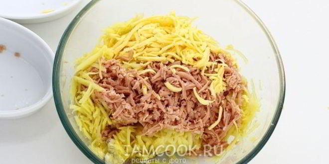 Рецепт картофельных драников с колбасой и сыром