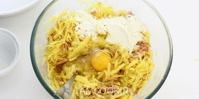 Рецепт картофельных драников с колбасой и сыром
