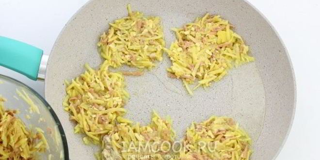 Рецепт картофельных драников с колбасой и сыром