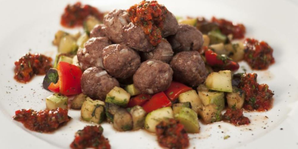 Как приготовить домашние фрикадельки с пряным рататуем