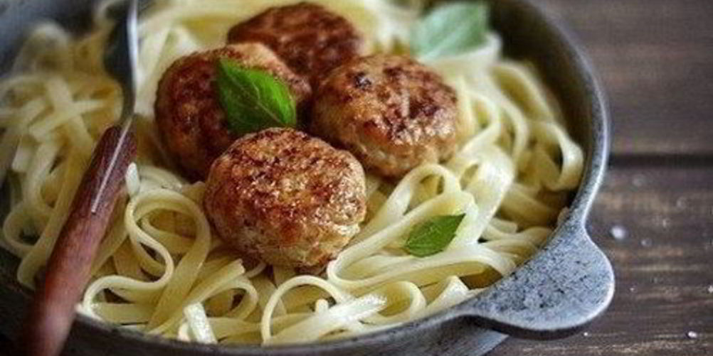 Как приготовить фрикадельки из куриного фарша с яблоком