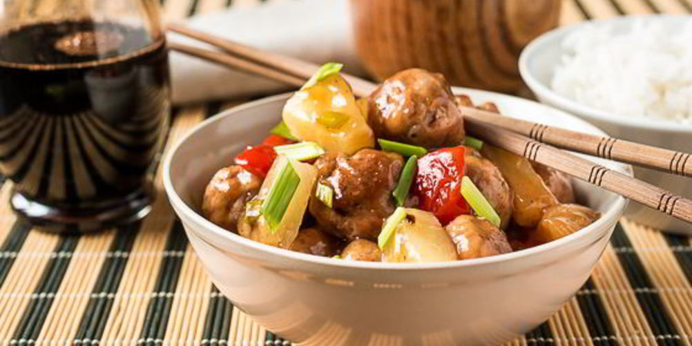 Как приготовить фрикадельки с ананасами в кисло-сладком соусе