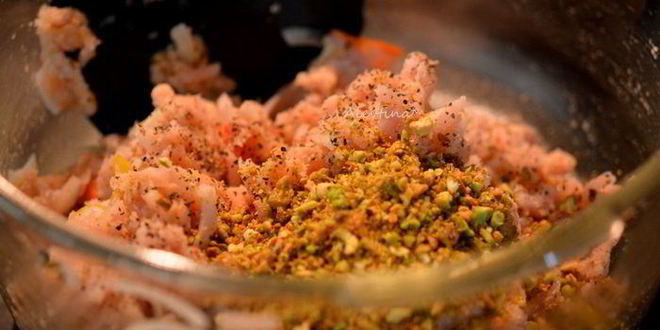 Рецепт фрикаделек с фисташками из индюшатины под апельсиновым соусом