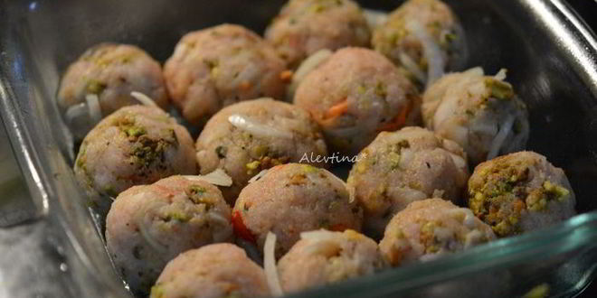 Рецепт фрикаделек с фисташками из индюшатины под апельсиновым соусом