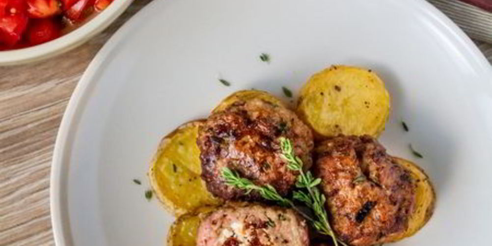 Как приготовить фрикадельки с начинкой в средиземноморском стиле