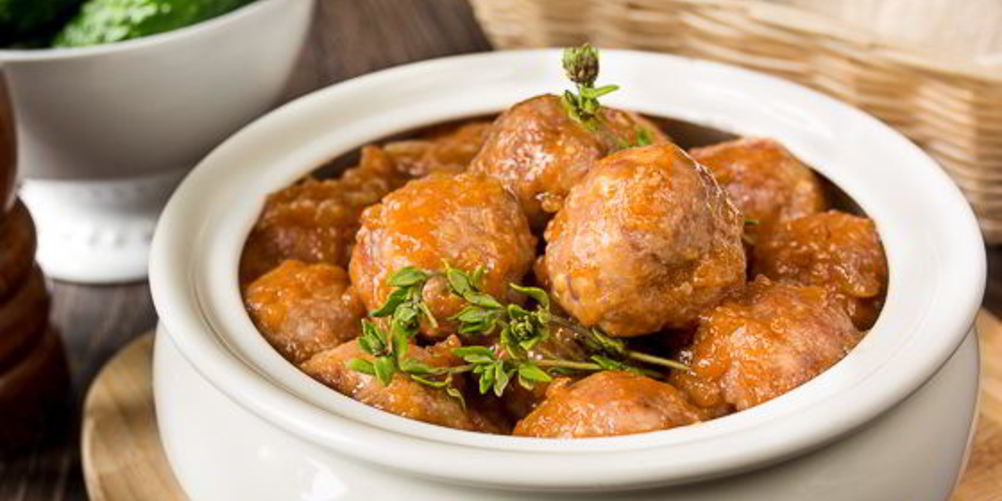 Как приготовить фрикадельки в пикантном томатном соусе