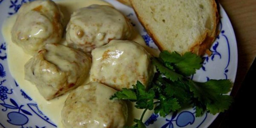 Как приготовить куриные фрикадельки в сырно-сливочном соусе