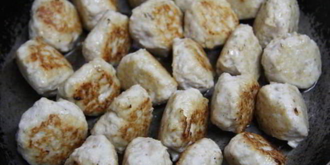 Рецепт куриных фрикаделек в сырно-сливочном соусе