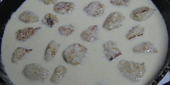 Рецепт куриных фрикаделек в сырно-сливочном соусе