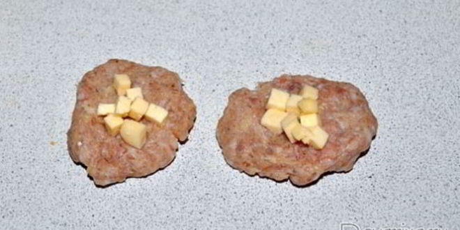 Рецепт мясных фрикаделек с сырной начинкой