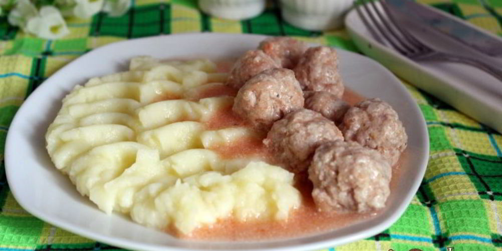 Как приготовить мясные фрикадельки в сметанно-томатном соусе